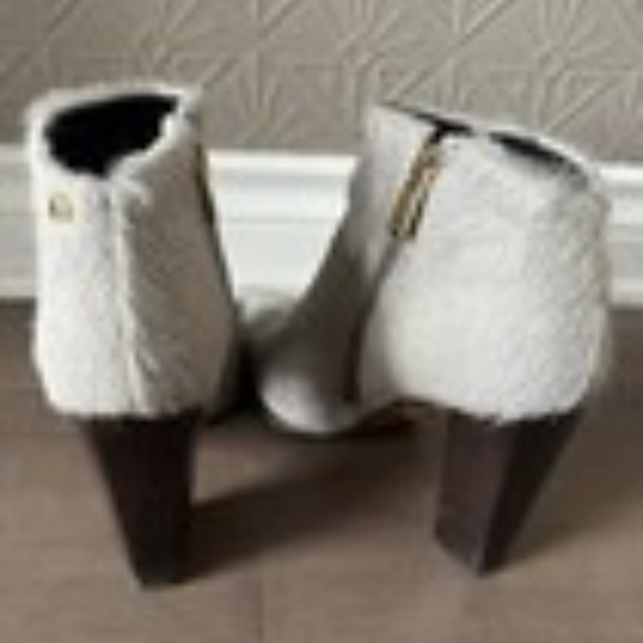 Carrano Women’s Pony Hair Ankle Booties Size 8 Gray with Black Stone Stack Heel - Picture 3 of 4